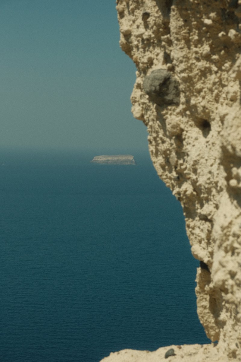 Santorini: Tequila, un Yate, y un AirTag Salvador