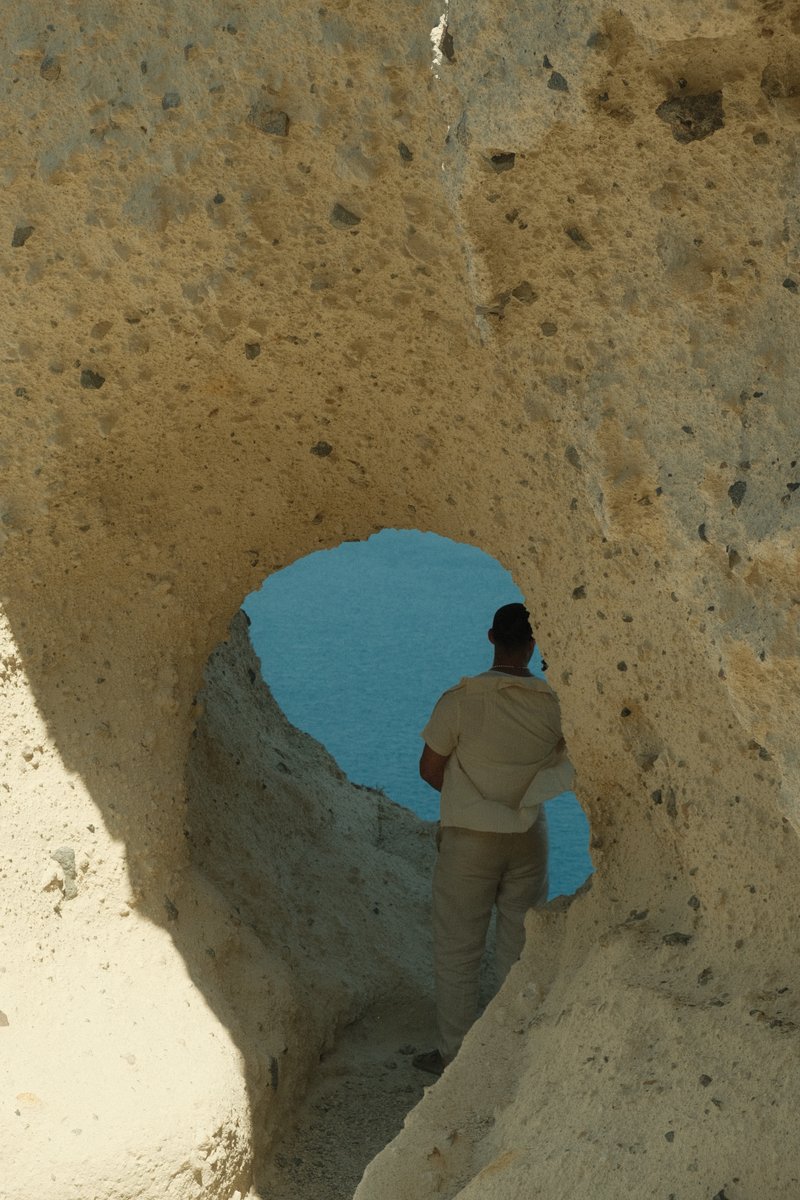 Cueva volcánica con vista al Egeo