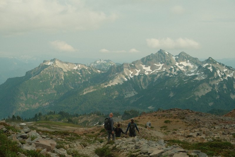 El trail bajando, Tatoosh Range al fondo