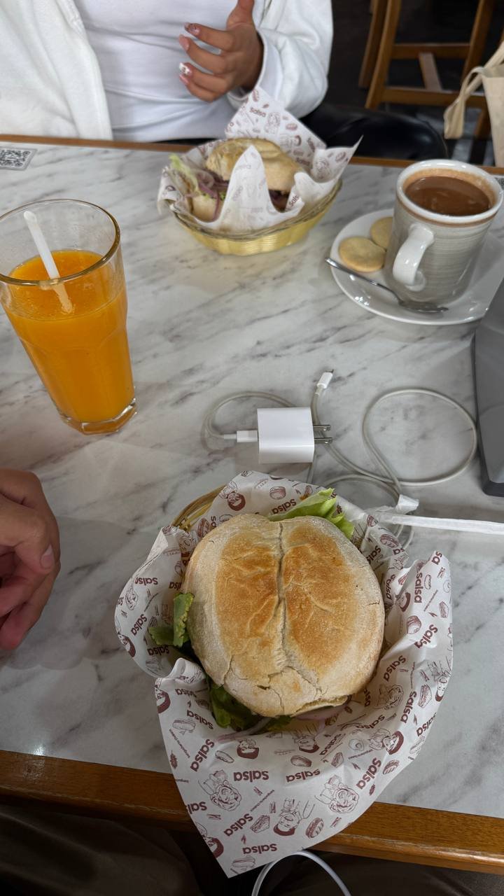 Sándwich de chicharrón en Salsa